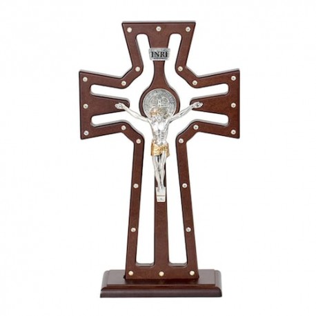 Cruz de madera de pino resacada con medalla de san benito y baño de plata y cristales swarovsky incrustados