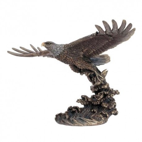 Águila pescando
