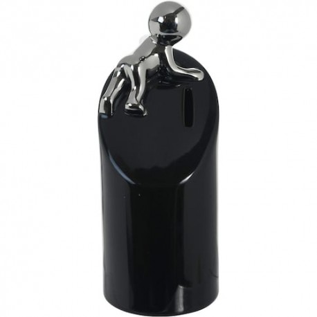 Niño sobre alcancía